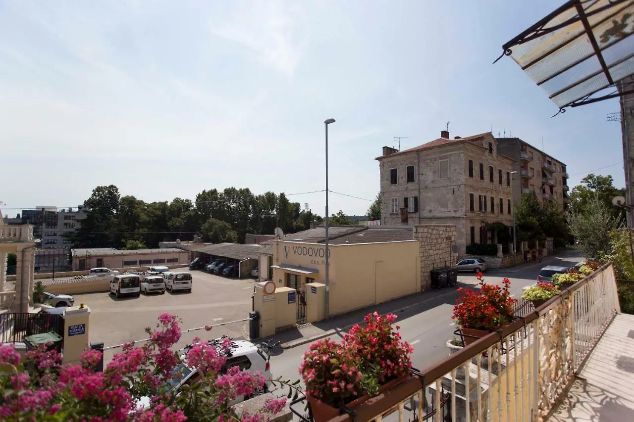 Emanuel Apartman Pula 0*,